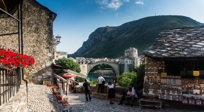 Oba entiteta u BiH se ubrzano zadužuju, građani sve siromašniji Oba entiteta u Bosni i Hercegovini se ubrzano zadužuju, građani sve siromašniji