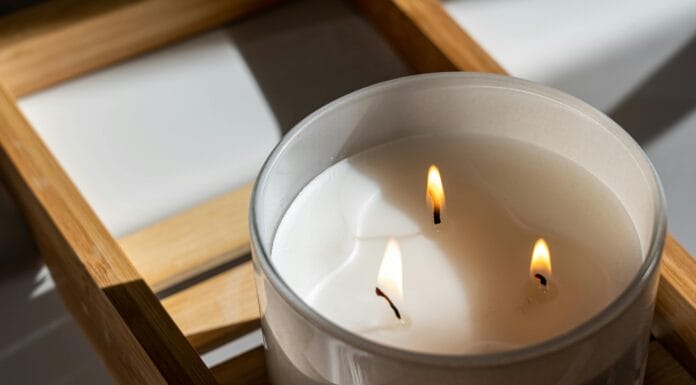 Otkrivamo kako ukloniti vosak od svijeće bez oštećenja površina