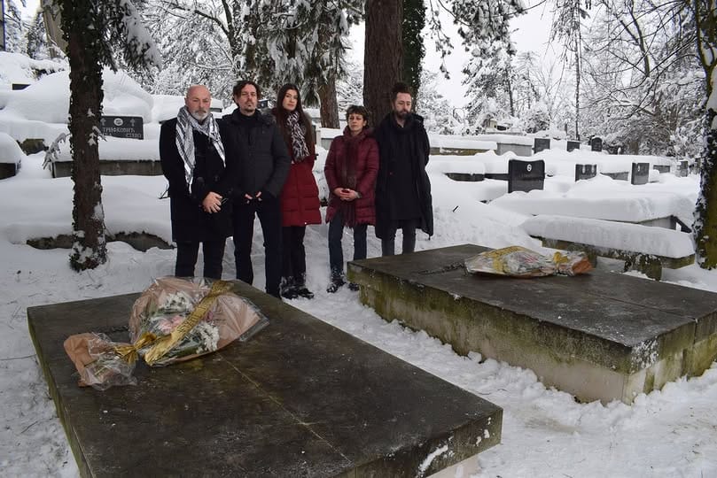 polaganje cvijeća foto januar 2026 Obilježene 42 godine od smrti Ismeta Mujezinovića u Tuzli