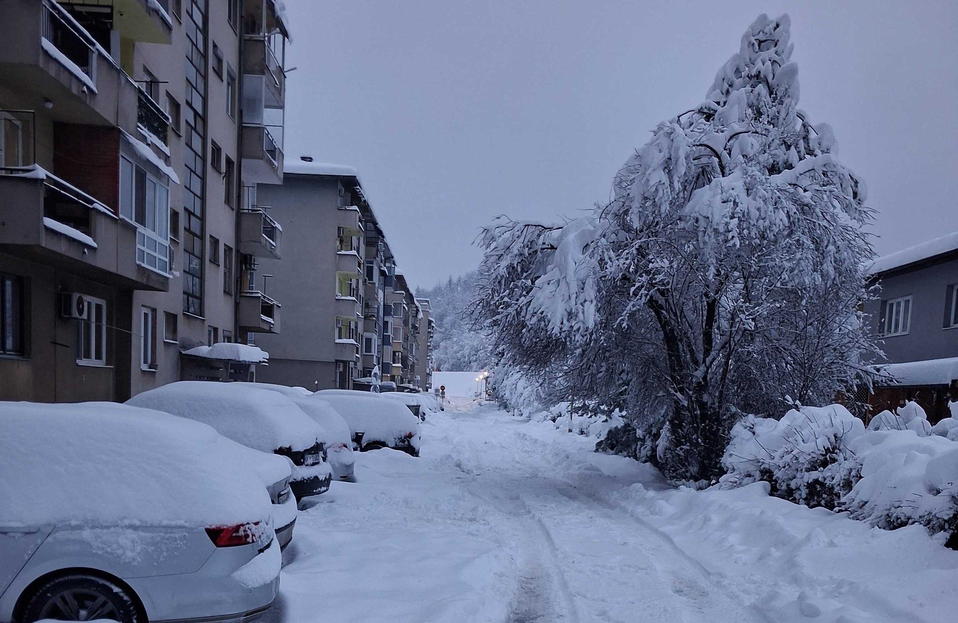 snijeg INZ upozorava: Snijeg, led i niske temperature povećavaju rizike po zdravlje građana
