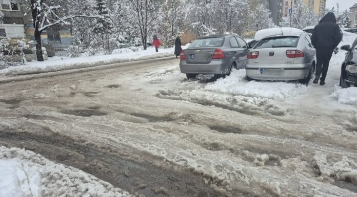 Snijeg i poledica širom BiH otežavaju i kretanje pješaka