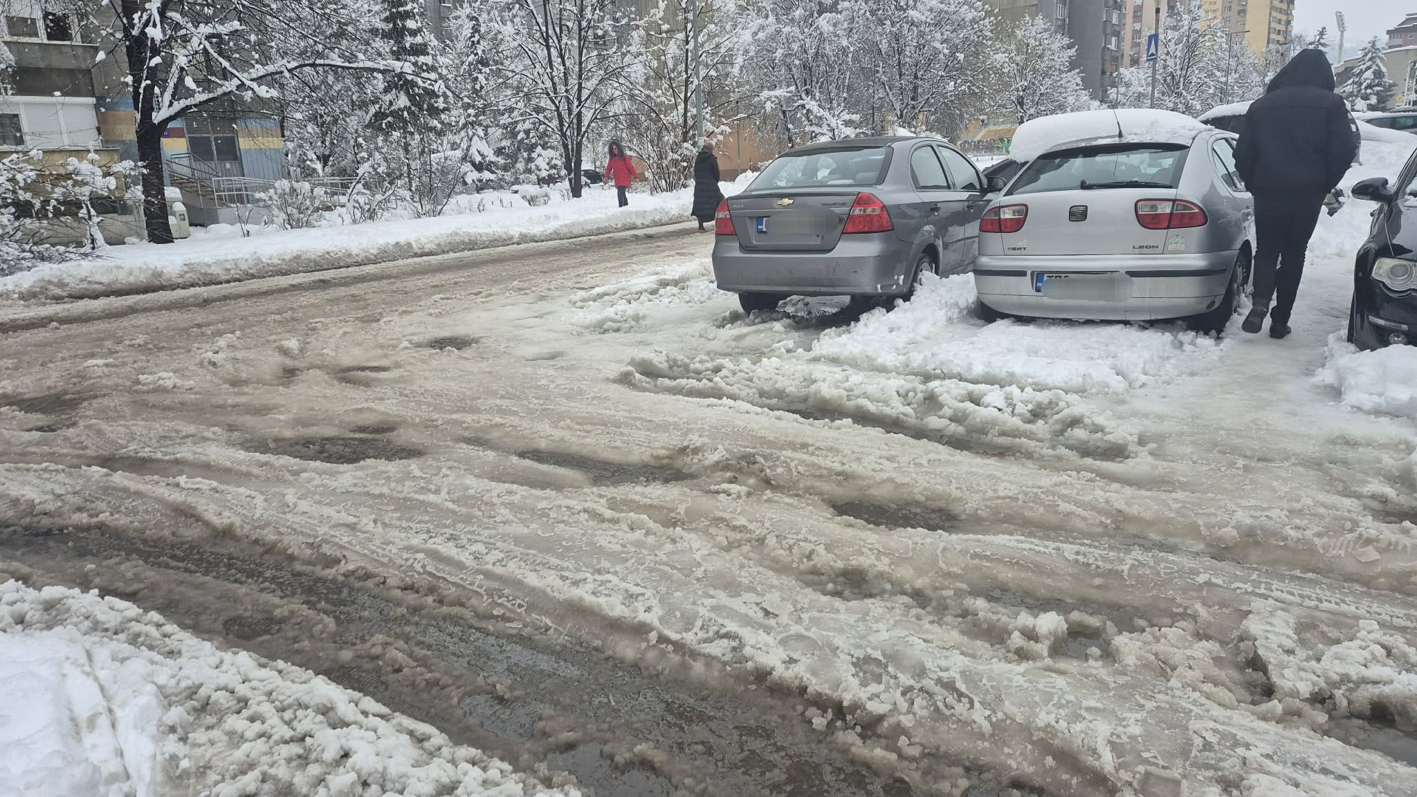 Snijeg i poledica širom BiH otežavaju i kretanje pješaka