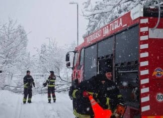Snijeg izazvao probleme u Tuzli, vatrogasne ekipe uspješno reagovale