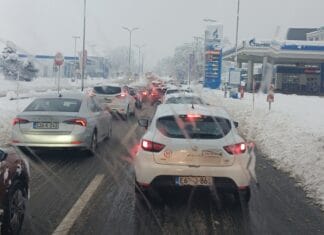 Problemi u saobraćaju na putevima Tuzla–Živinice i Šićki Brod