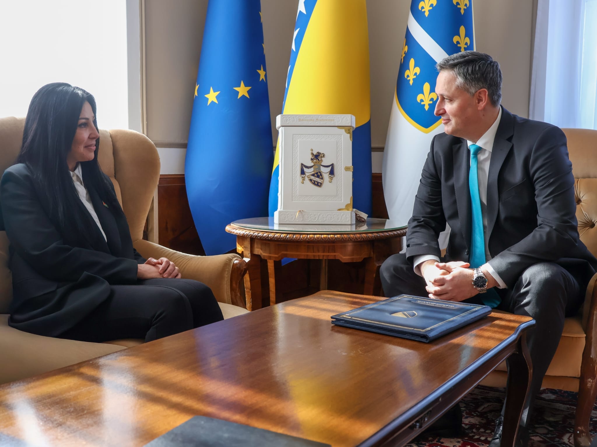 Član Predsjedništva BiH dr. Denis Bećirović primio je u nastupnu posjetu novoimenovanu ambasadoricu Države Palestine u Bosni i Hercegovini Sylviu Kharoof.