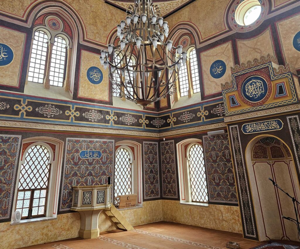 Prvi ramazan u obnovljenoj Šarenoj džamiji Tuzla, centralni enterijer i luster