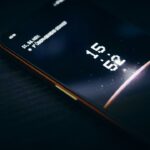 Koliko su mobilne aplikacije promijenile način praćenja sporta? Pametni telefon leži na tamnom stolu i pokazuje vreme 15:52