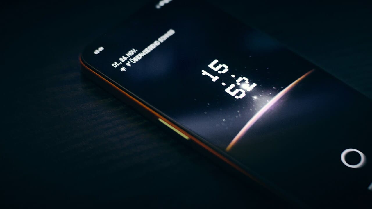 Koliko su mobilne aplikacije promijenile način praćenja sporta? Pametni telefon leži na tamnom stolu i pokazuje vreme 15:52