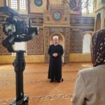 Prvi ramazan u obnovljenoj Šarenoj džamiji Tuzla, imam govori tokom snimanja izjave u enterijeru džamije