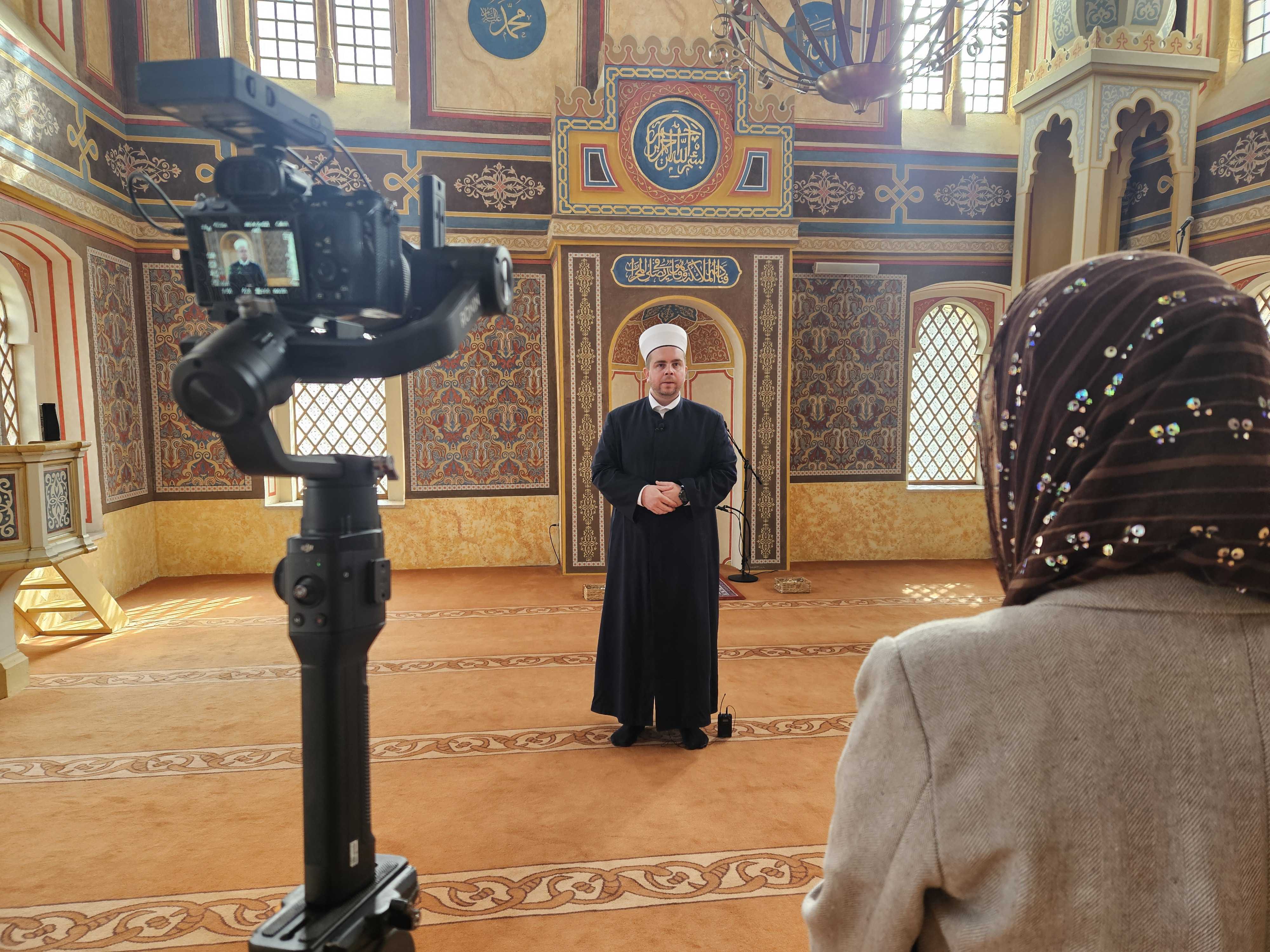 Prvi ramazan u obnovljenoj Šarenoj džamiji Tuzla, imam govori tokom snimanja izjave u enterijeru džamije