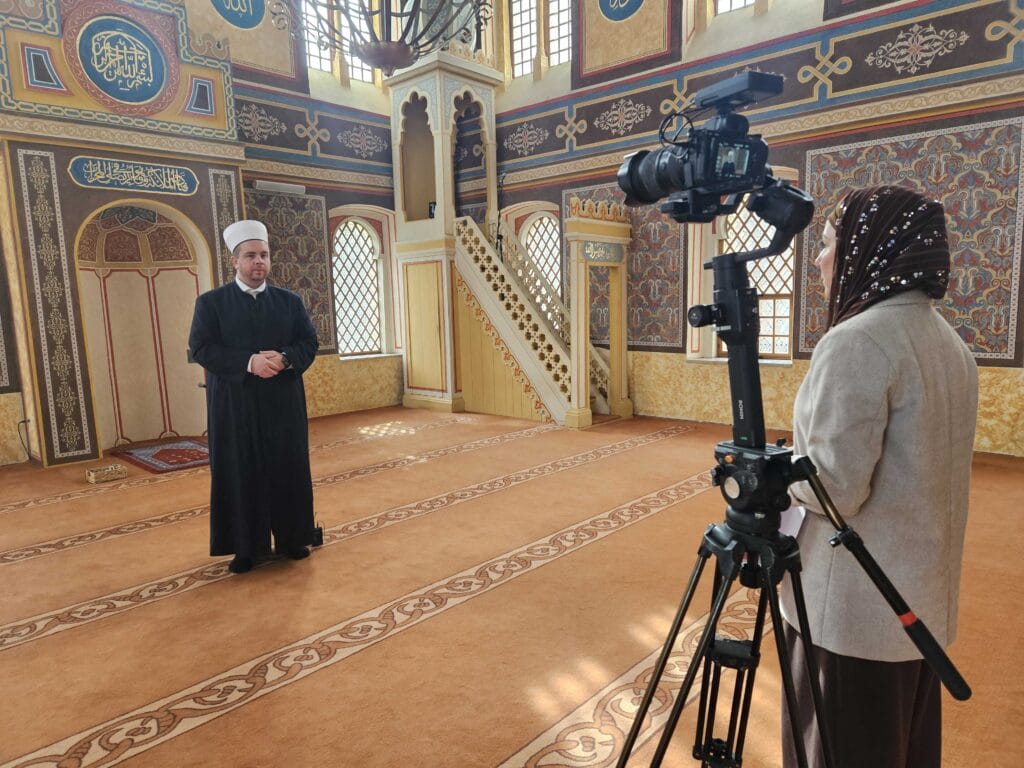 Prvi ramazan u obnovljenoj Šarenoj džamiji Tuzla, kadar tokom razgovora sa imamom