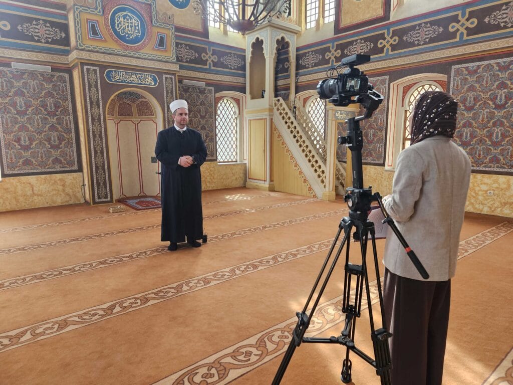 Prvi ramazan u obnovljenoj Šarenoj džamiji Tuzla, imam daje izjavu o ramazanskom programu