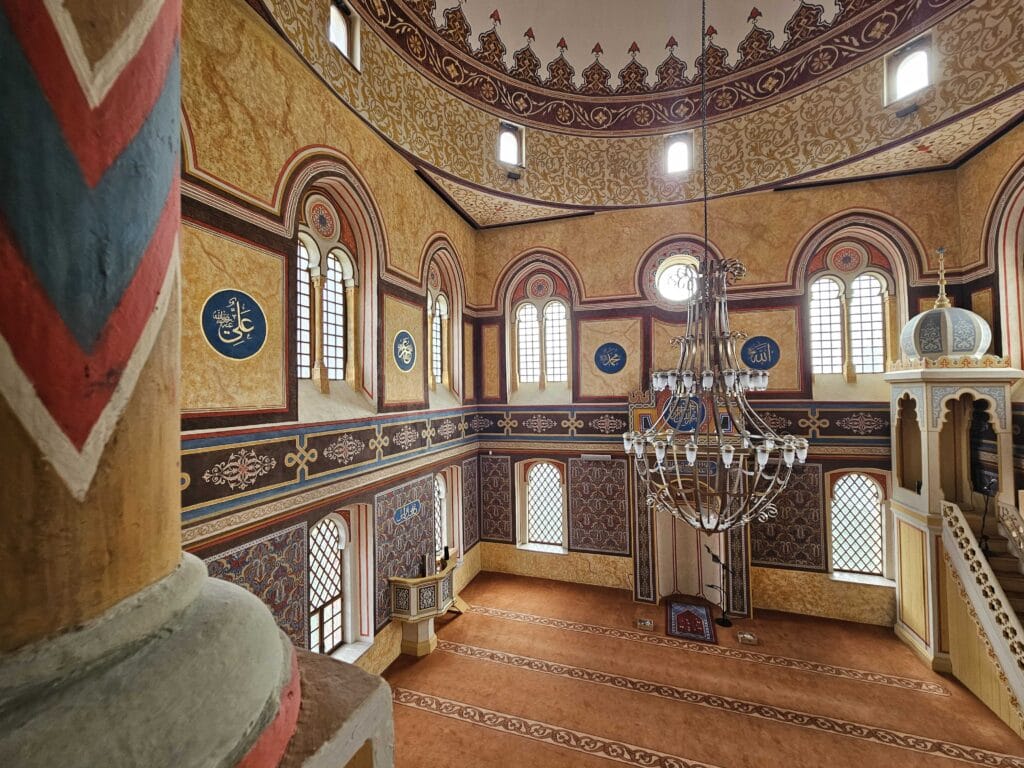 Prvi ramazan u obnovljenoj Šarenoj džamiji Tuzla, pogled na molitveni prostor sa galerije