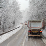 Obustavljen saobraćaj na magistralnom putu M18 Tuzla – Sarajevo na dionici Stupara – Kladanj zbog popriječenih teretnih vozila i blokade kolovoza.