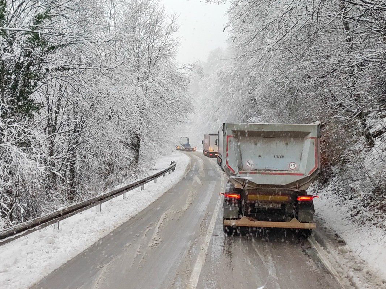 Obustavljen saobraćaj na magistralnom putu M18 Tuzla – Sarajevo na dionici Stupara – Kladanj zbog popriječenih teretnih vozila i blokade kolovoza.