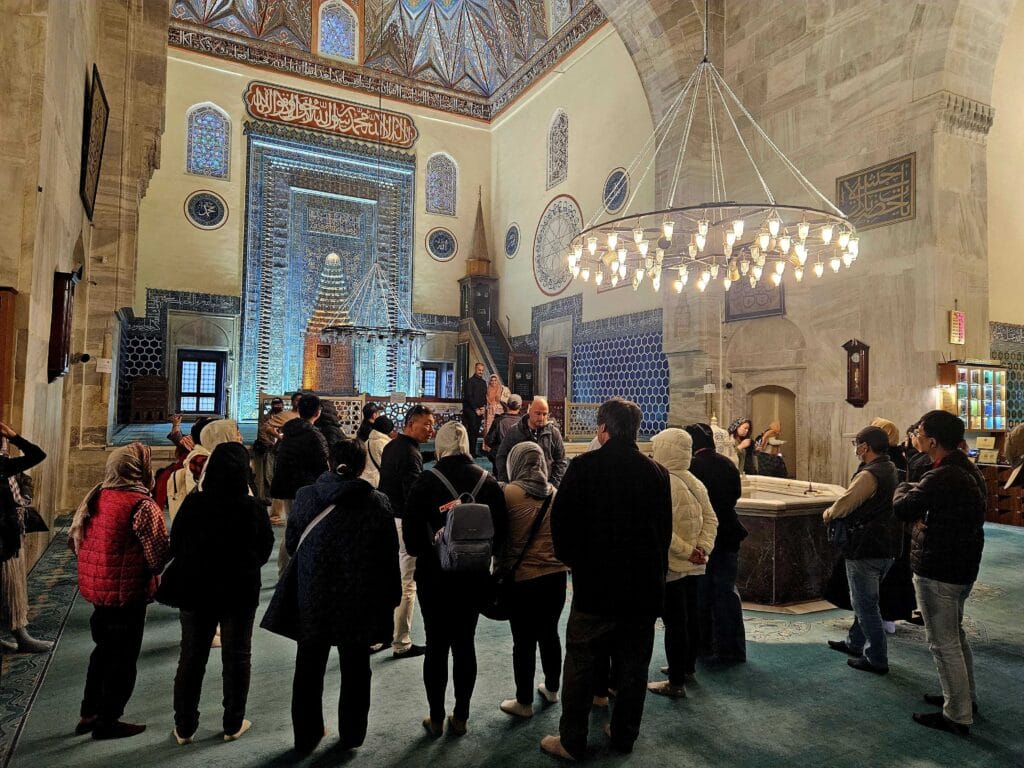Zeleni kompleks u Bursi, posjetioci u enterijeru Zelene džamije