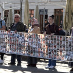 Mirno okupljanje „Žene Srebrenice“ održano je danas na Trgu slobode u Tuzli