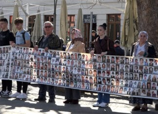 Mirno okupljanje „Žene Srebrenice“ održano je danas na Trgu slobode u Tuzli