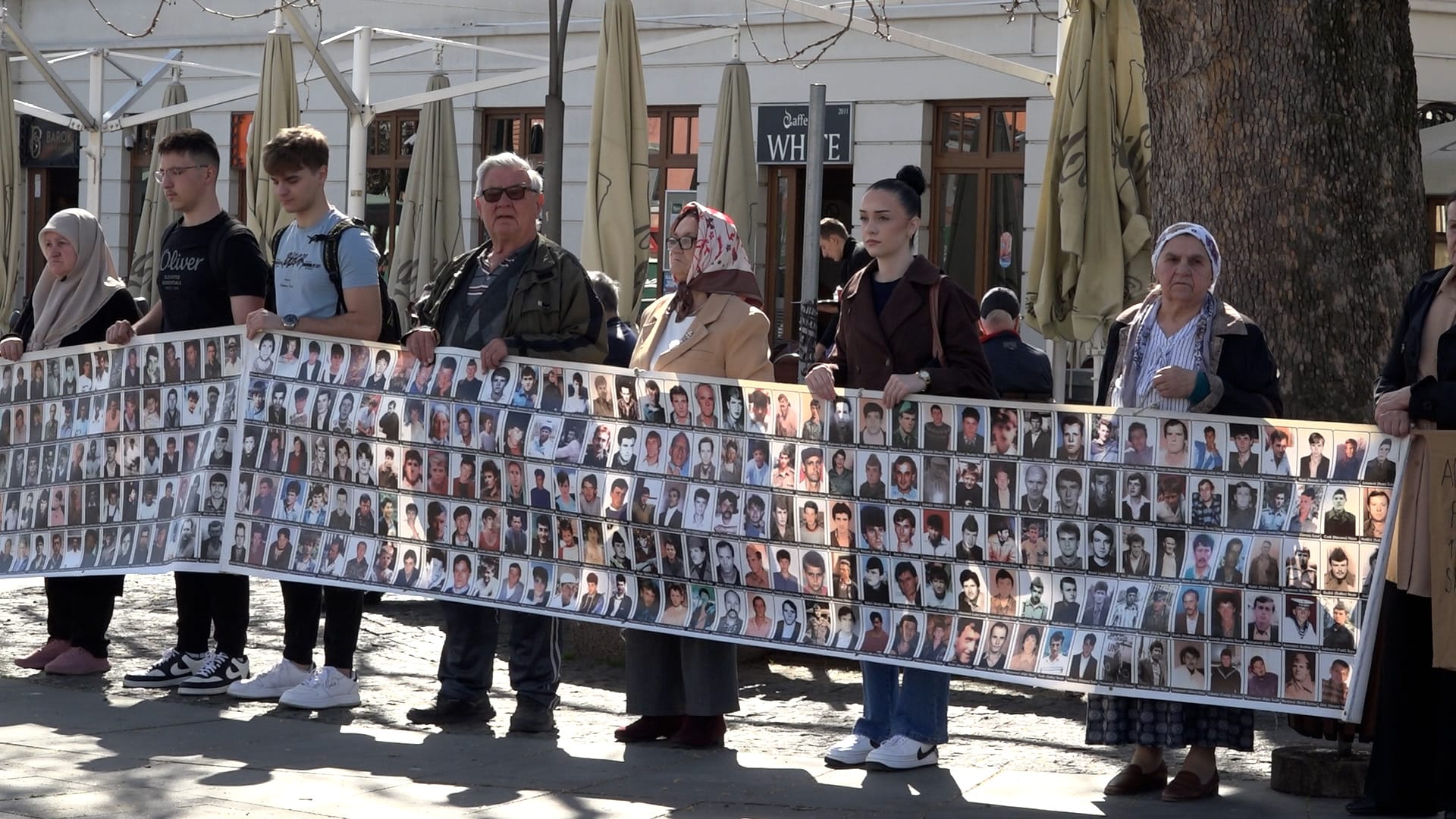 Mirno okupljanje „Žene Srebrenice“ održano je danas na Trgu slobode u Tuzli