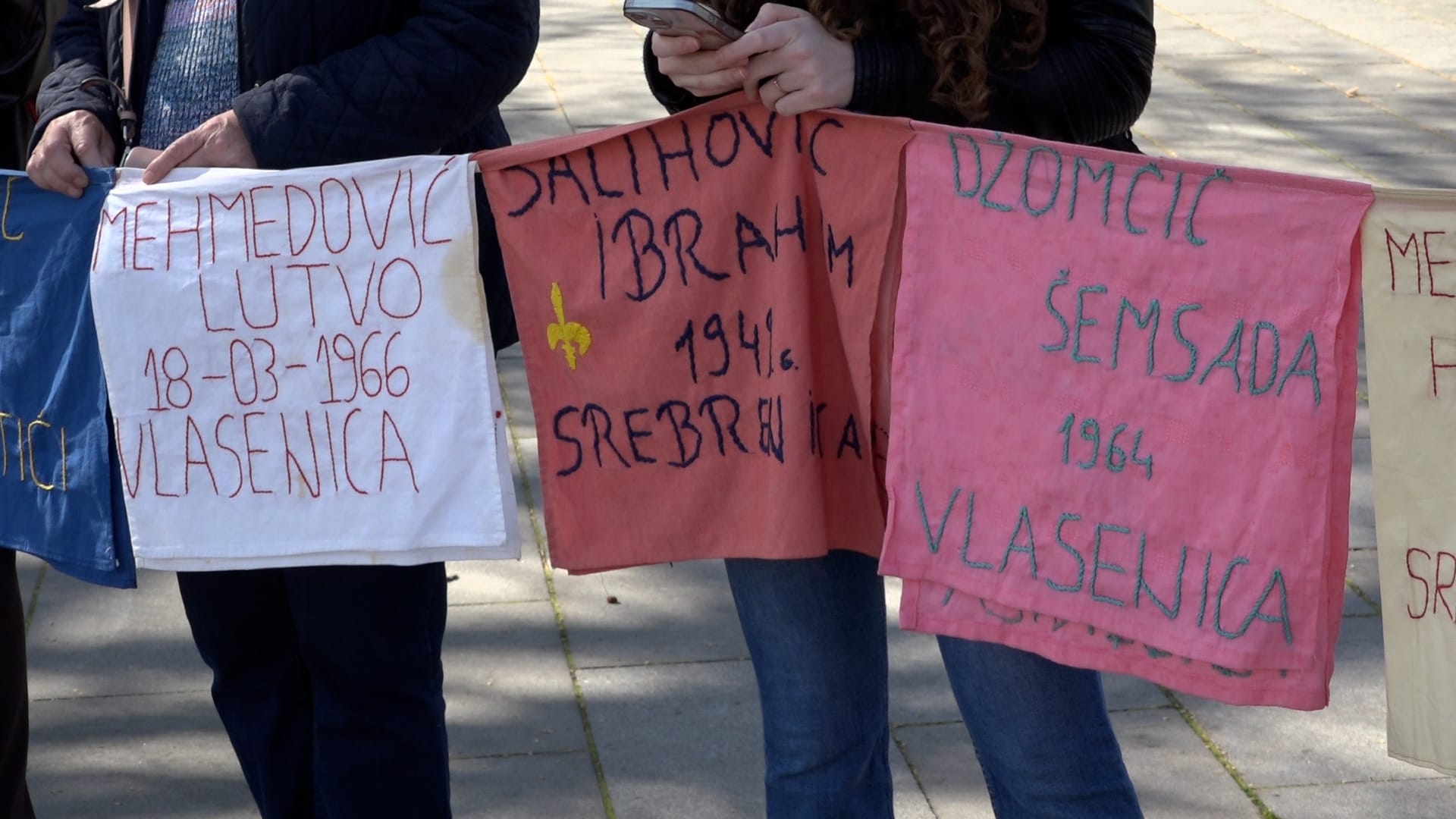 Mirno okupljanje „Žene Srebrenice“ održano je danas na Trgu slobode u Tuzli