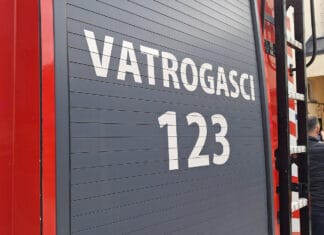 Više požara širom TK: Gorjeli automobil, nisko rastinje, deponije i trafo stanica Vatrogasci, tuzla servis