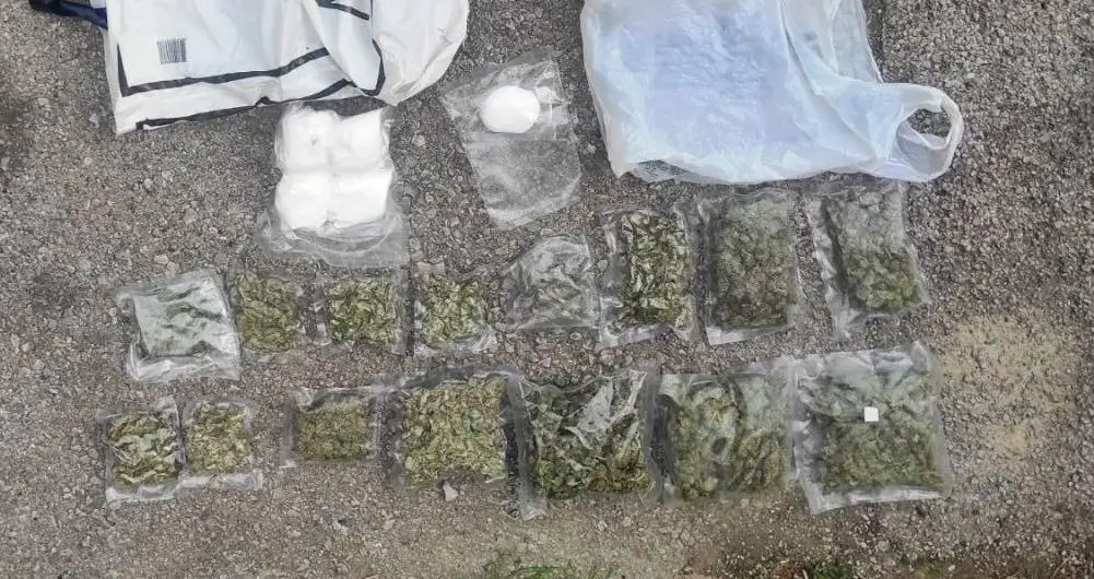 U Tuzli uhapšen muškarac, pronađena droga, tablete i novac droga