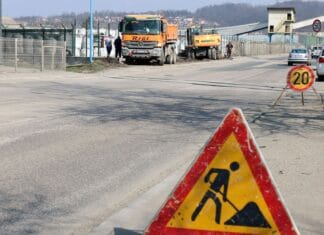 Rekonstrukcija cestovnog ulaza u Lukavac započela je uvođenjem izvođača u posao, a prva faza radova, vrijedna oko 2 miliona KM