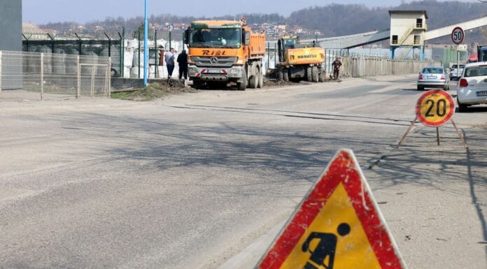 Rekonstrukcija cestovnog ulaza u Lukavac započela je uvođenjem izvođača u posao, a prva faza radova, vrijedna oko 2 miliona KM