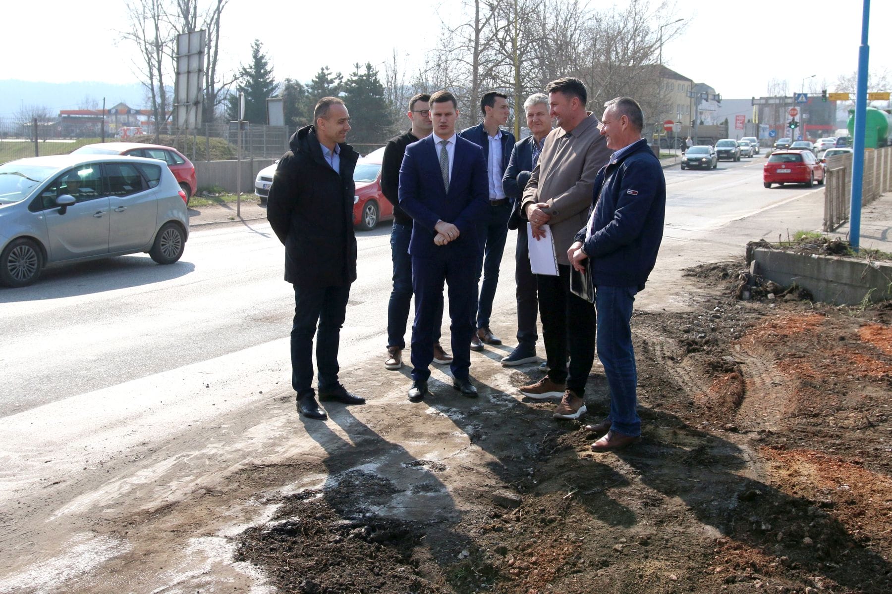 Rekonstrukcija cestovnog ulaza u Lukavac započela je uvođenjem izvođača u posao, a prva faza radova, vrijedna oko 2 miliona KM