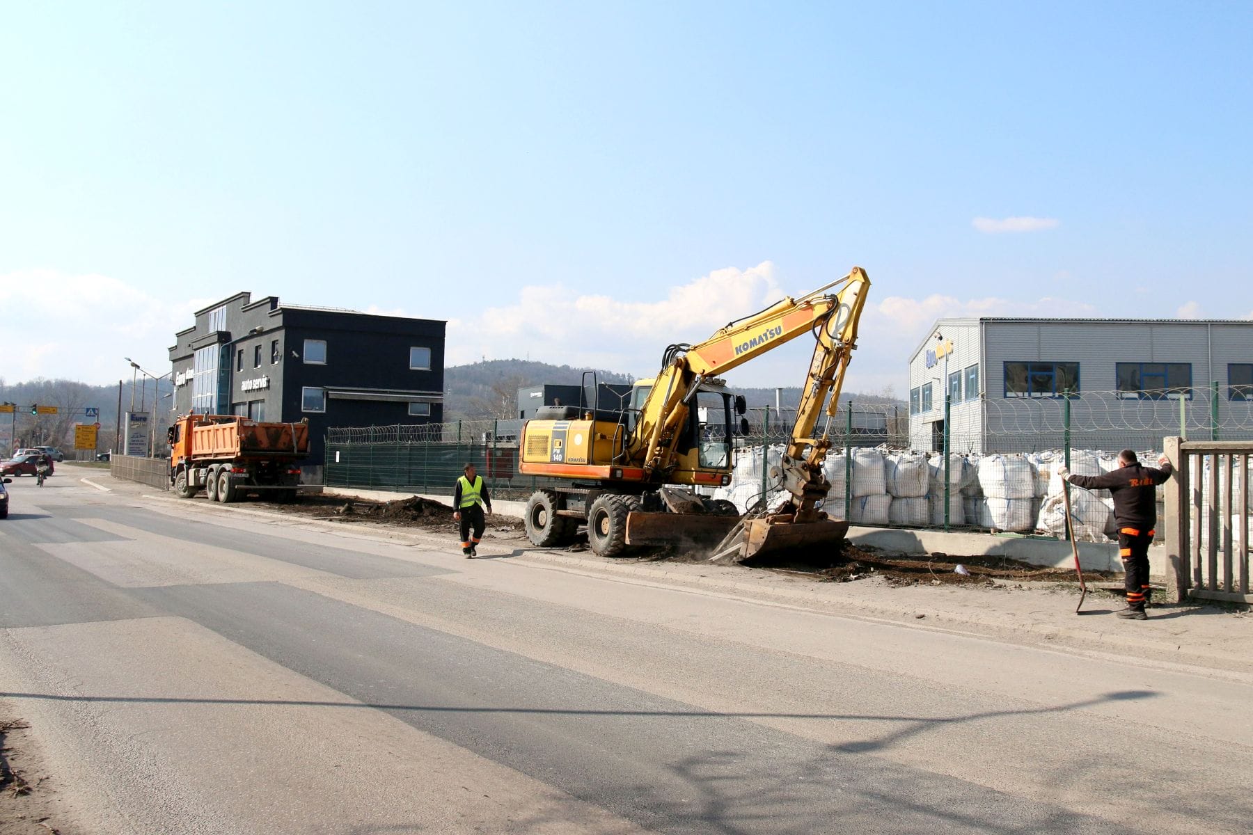 Rekonstrukcija cestovnog ulaza u Lukavac započela je uvođenjem izvođača u posao, a prva faza radova, vrijedna oko 2 miliona KM