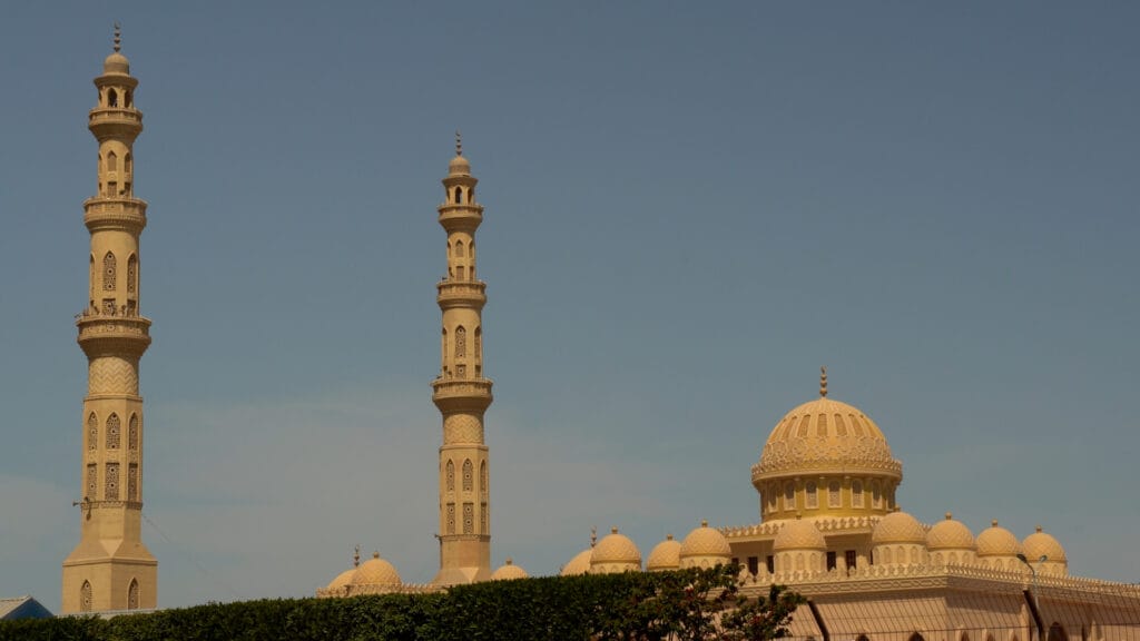 džamija Al Mina u Hurgadi minareti i kupole na plavom nebu