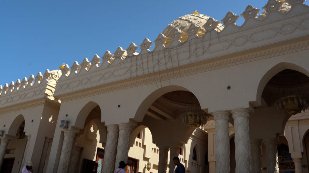 džamija Al Mina u Hurgadi detalj arkada i fasade