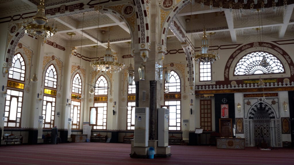džamija Al Mina u Hurgadi enterijer sa stubovima i prozorima