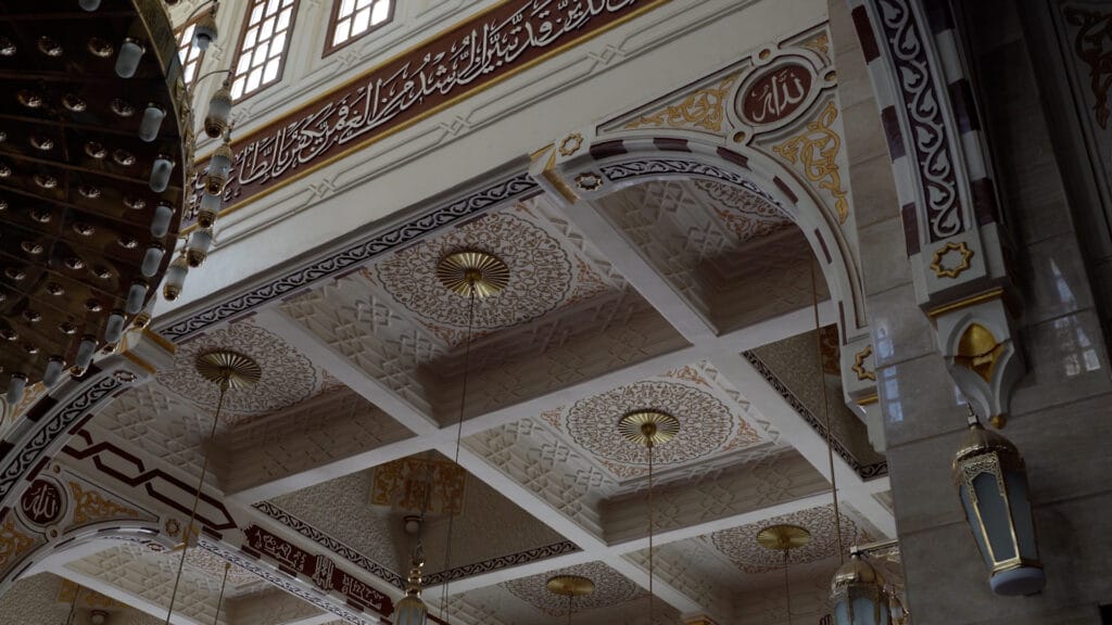 džamija Al Mina u Hurgadi kaligrafija i dekorativni lukovi