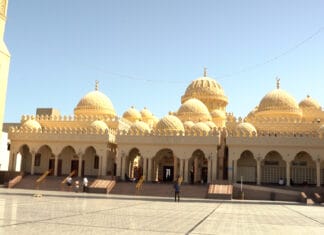 džamija Al Mina u Hurgadi eksterijer sa kupolama i minaretima