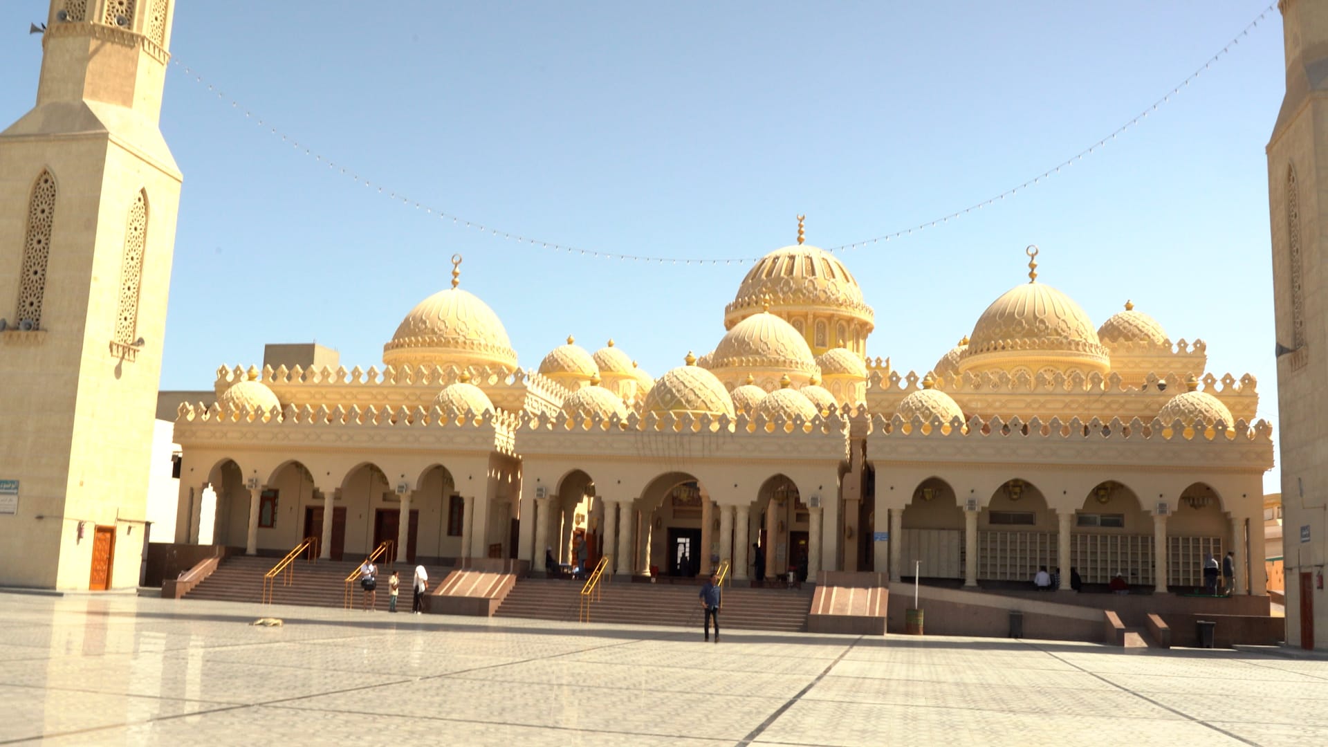 džamija Al Mina u Hurgadi eksterijer sa kupolama i minaretima