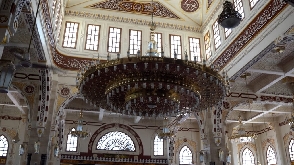 džamija Al Mina u Hurgadi veliki centralni luster ispod kupole