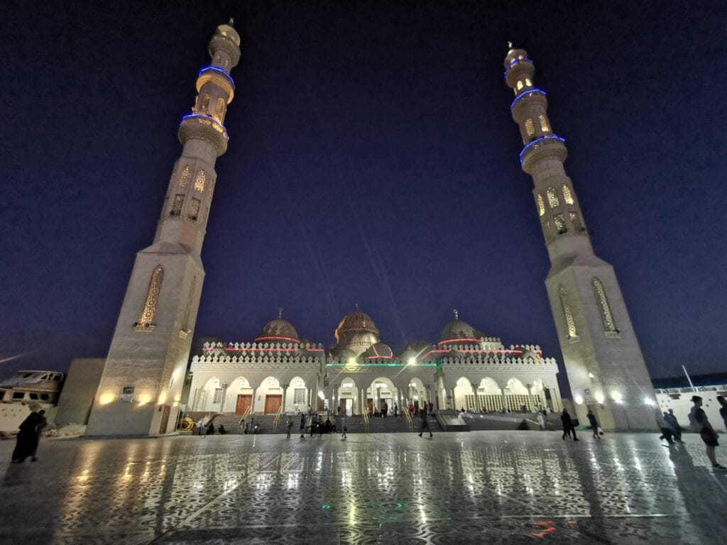 džamija Al Mina u Hurgadi noćni prikaz sa osvijetljenim minaretima