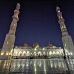 Kurban-bajram je u srijedu, poznato vrijeme bajram-namaza džamija Al Mina u Hurgadi noćni prikaz sa osvijetljenim minaretima
