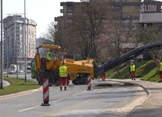 /FOTO/ Počeli radovi na Južnoj saobraćajnici u Tuzli Izmjena režima saobraćaja na Južnoj saobraćajnici u Tuzli počela je danas nakon što su počeli radovi na uređenju putne infrastrukture