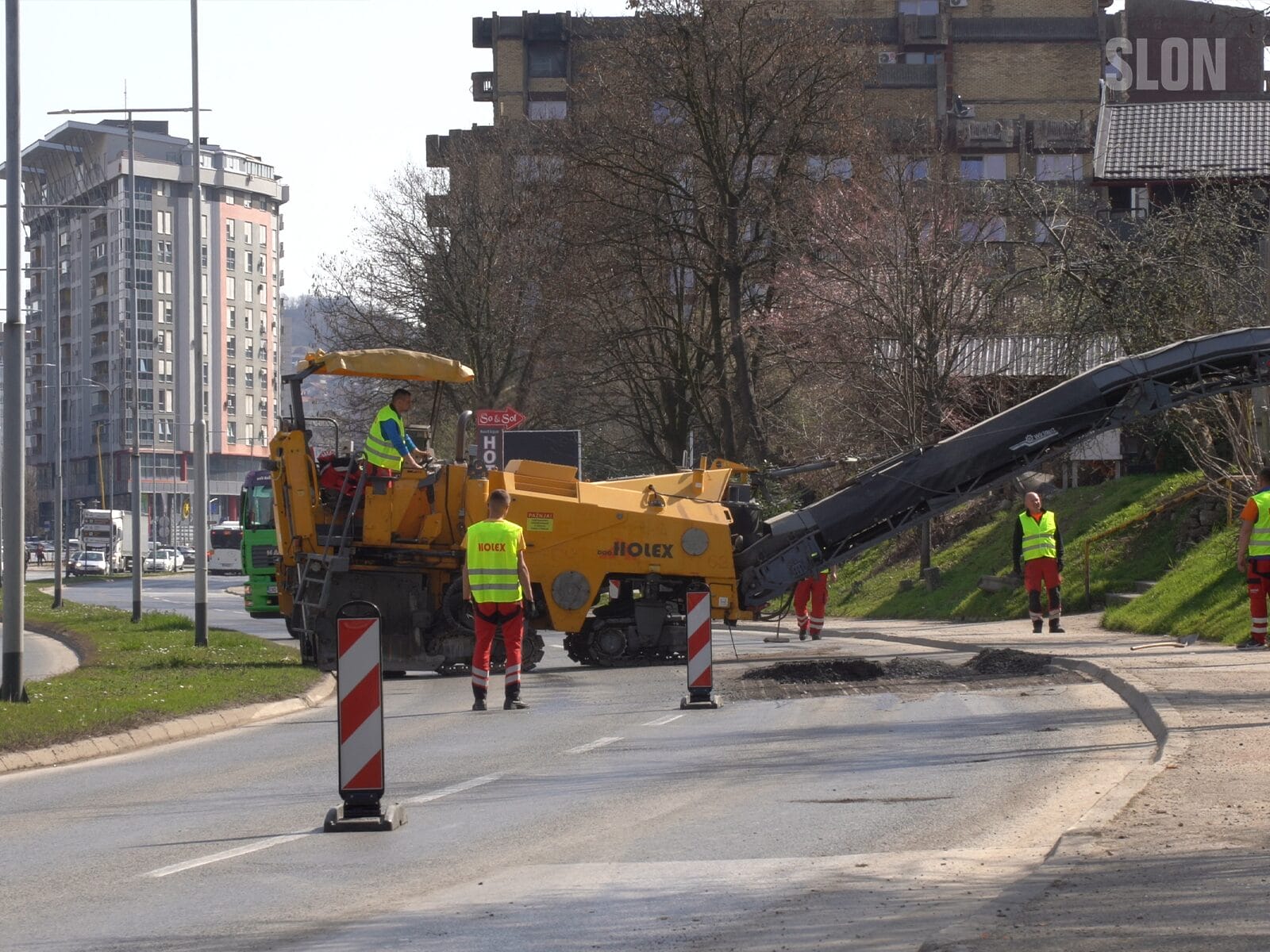 Izmjena režima saobraćaja na Južnoj saobraćajnici u Tuzli počela je danas nakon što su počeli radovi na uređenju putne infrastrukture