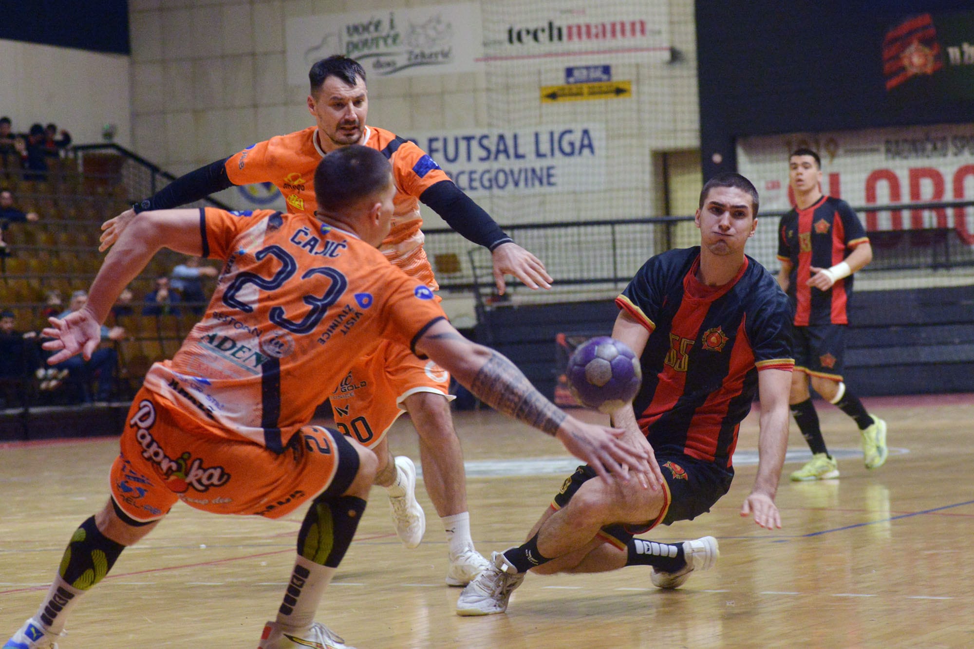 RK Sloboda poražena je od RK Konjuha rezultatom 19:29 u utakmici 18. kola Premijer lige BiH za rukometaše odigranoj u Tuzli.