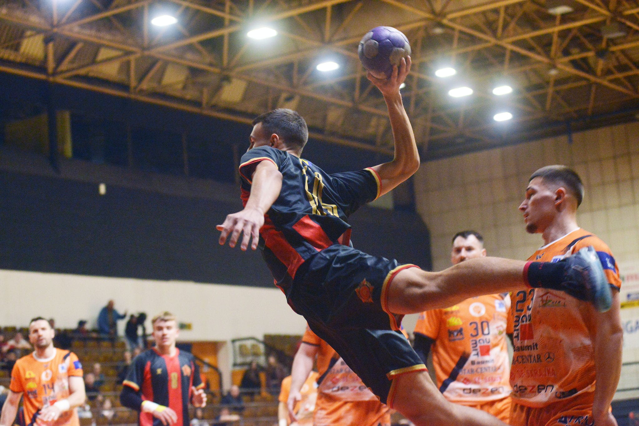 RK Sloboda poražena je od RK Konjuha rezultatom 19:29 u utakmici 18. kola Premijer lige BiH za rukometaše odigranoj u Tuzli.