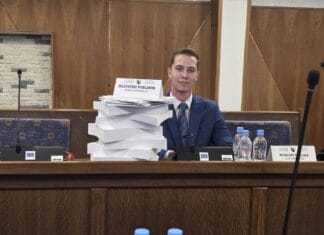 Karamujić u Skupštinu Brčko donio obimnu dokumentaciju kako bi ukazao na greške u vođenju budžeta Karamujić Brčko