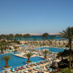 Hurgada iz Tuzle resort sa bazenima i pogledom na more