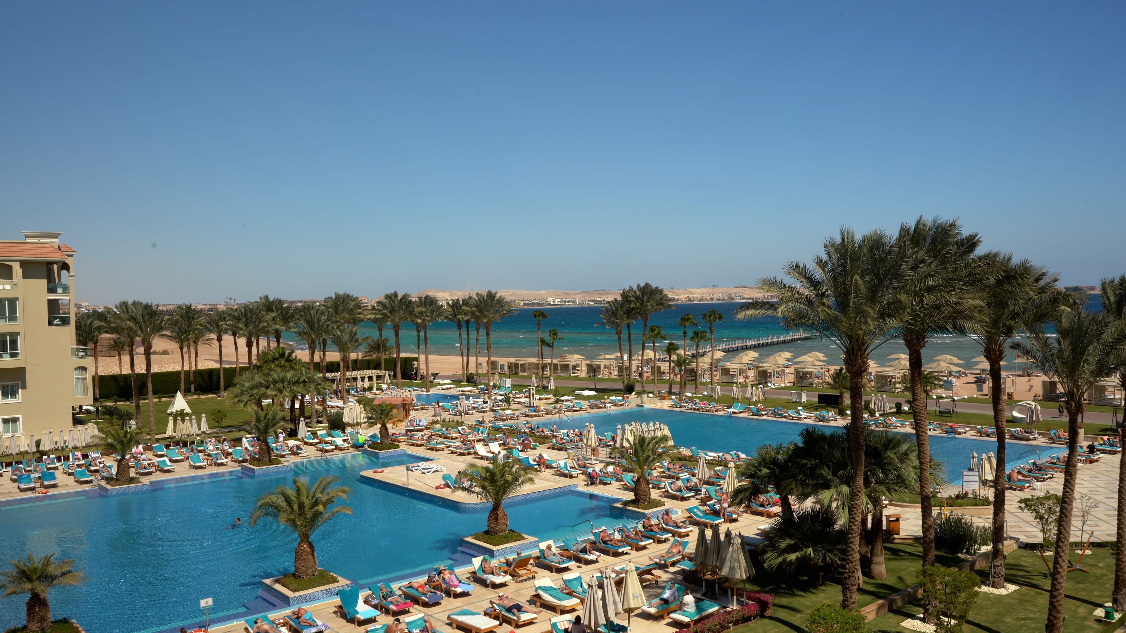 hurgada-iz-tuzle-resort-bazeni-more Hurgada iz Tuzle resort sa bazenima i pogledom na more