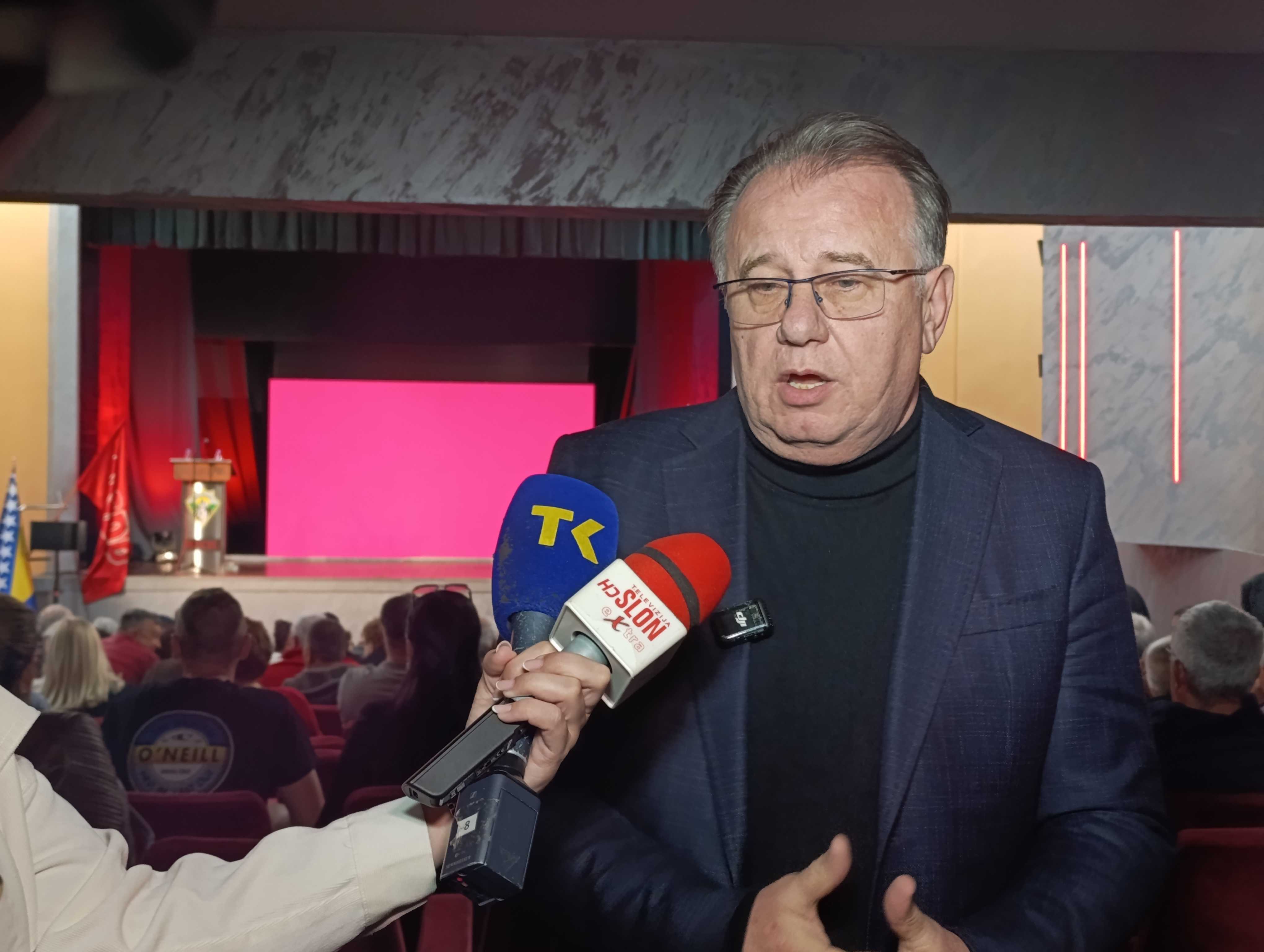 Premijer Nikšić najavio povećanje penzija sa 11,2 na 17 posto, evo od kada