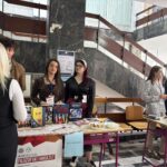Filozofski fakultet otvorio vrata budućim brucošima kroz Info dan studijskih programa, namijenjen učenicima završnih razreda srednjih škola koji uskoro donose odluku o nastavku obrazovanja.