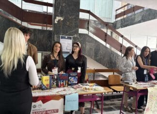 Filozofski fakultet otvorio vrata budućim brucošima kroz Info dan studijskih programa, namijenjen učenicima završnih razreda srednjih škola koji uskoro donose odluku o nastavku obrazovanja.