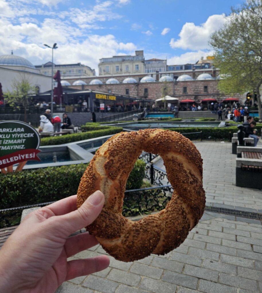 Cijene atrakcija u Istanbulu; Simit u ruci ispred trga u Istanbulu
